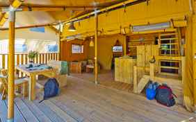 Im Zelt Montgrí führt eine Treppe hinauf zum Kinderschlafbereich